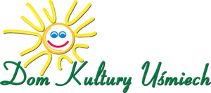 Logo Domu Kultury Uśmiech, w górnej części grafika żółtego słońca z wyrazem twarzy, niebieskie oczy i czerwony uśmiech, niżej zielony napis „Dom Kultury Uśmiech”