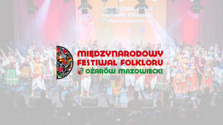 W centralnej części grafiki znajduje się logo Międzynarodowego Festiwalu Folkloru Ożarów Mazowiecki, w tle zdjęcie przedstawiające zespoły występujące na scenie podczas festiwalu