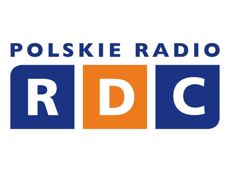 niebieski napis polskie radio, poniżej duża, biała litera R na niebieskim tle, obok w centralnej części duża biała litera D na pomarańczowym tle, obok po prawej duża biała litera C na niebieskim tle