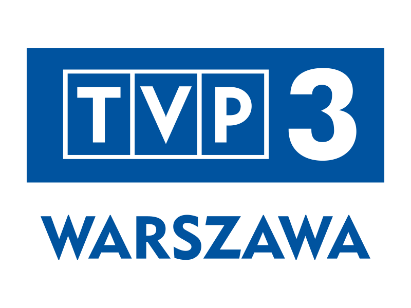 Na niebieskim tle w kształcie prostokąta biały napis TVP 3, poniżej niebieski napis WARSZAWA